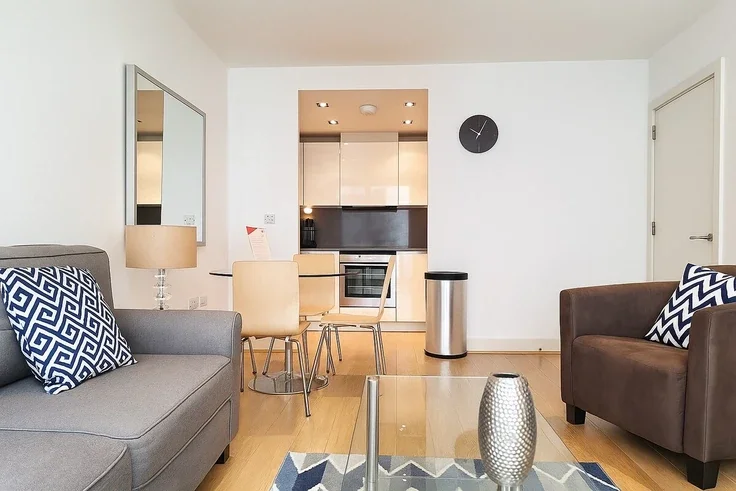 Flat Leman Street in Greater London