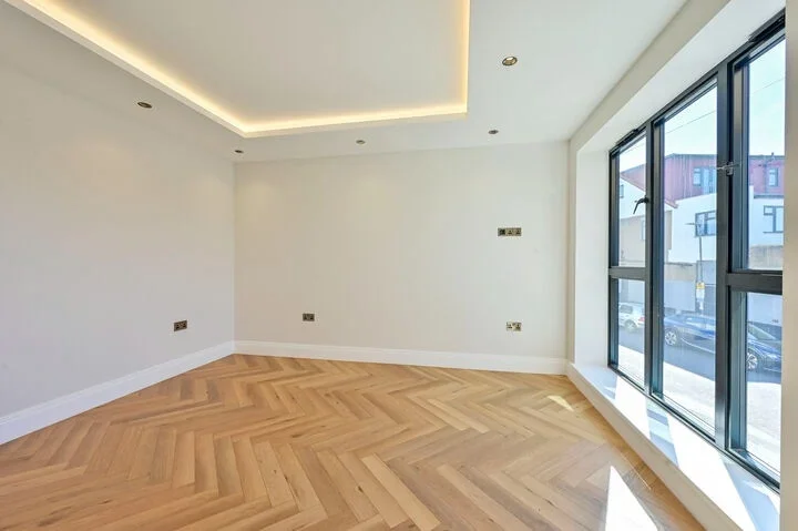 Flat Hazelwood Avenue in Greater London