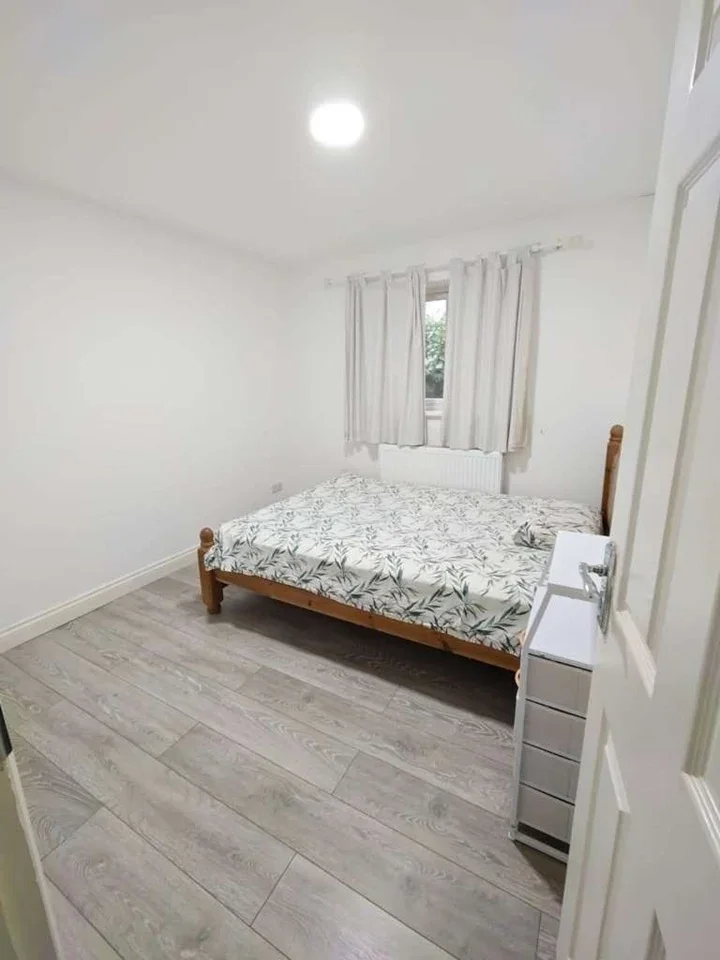 Room Downshall Avenue in Greater London