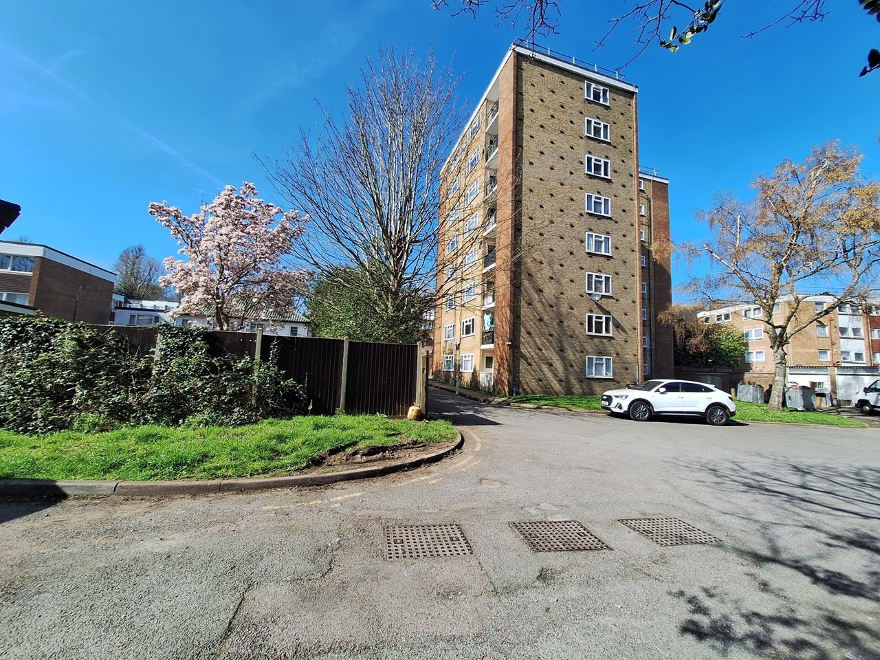 Flat Violet Lane in Greater London