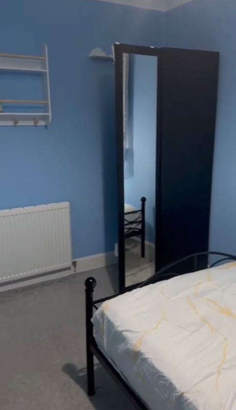 Room Tantallon Road in Glasgow
