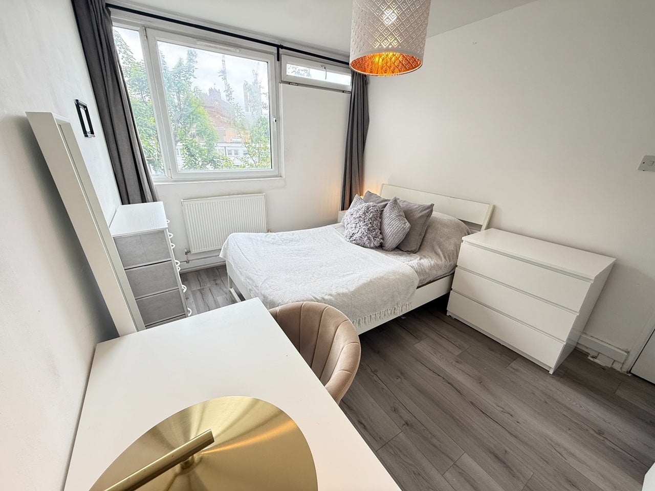 Room Cable Street in Greater London