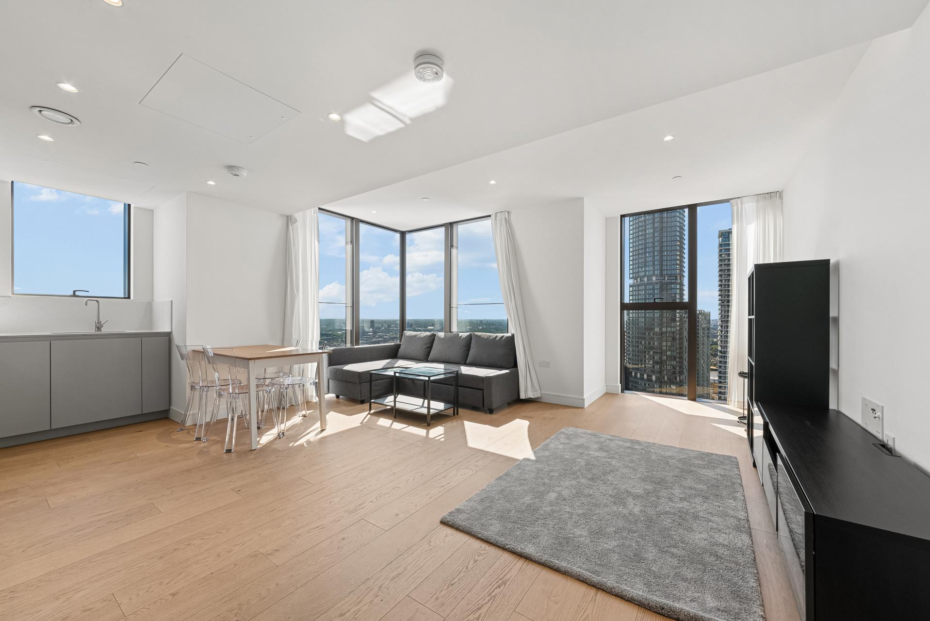 Flat South Quay Square in Greater London