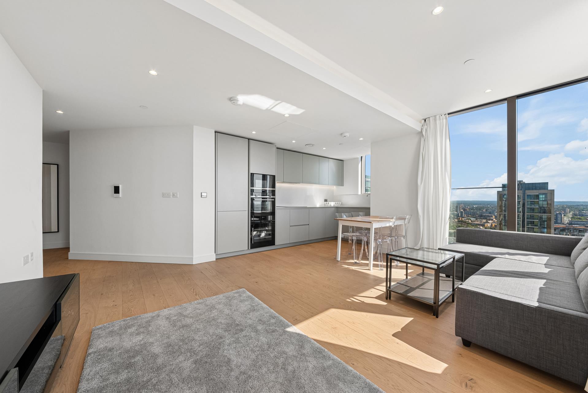 Flat South Quay Square in Greater London