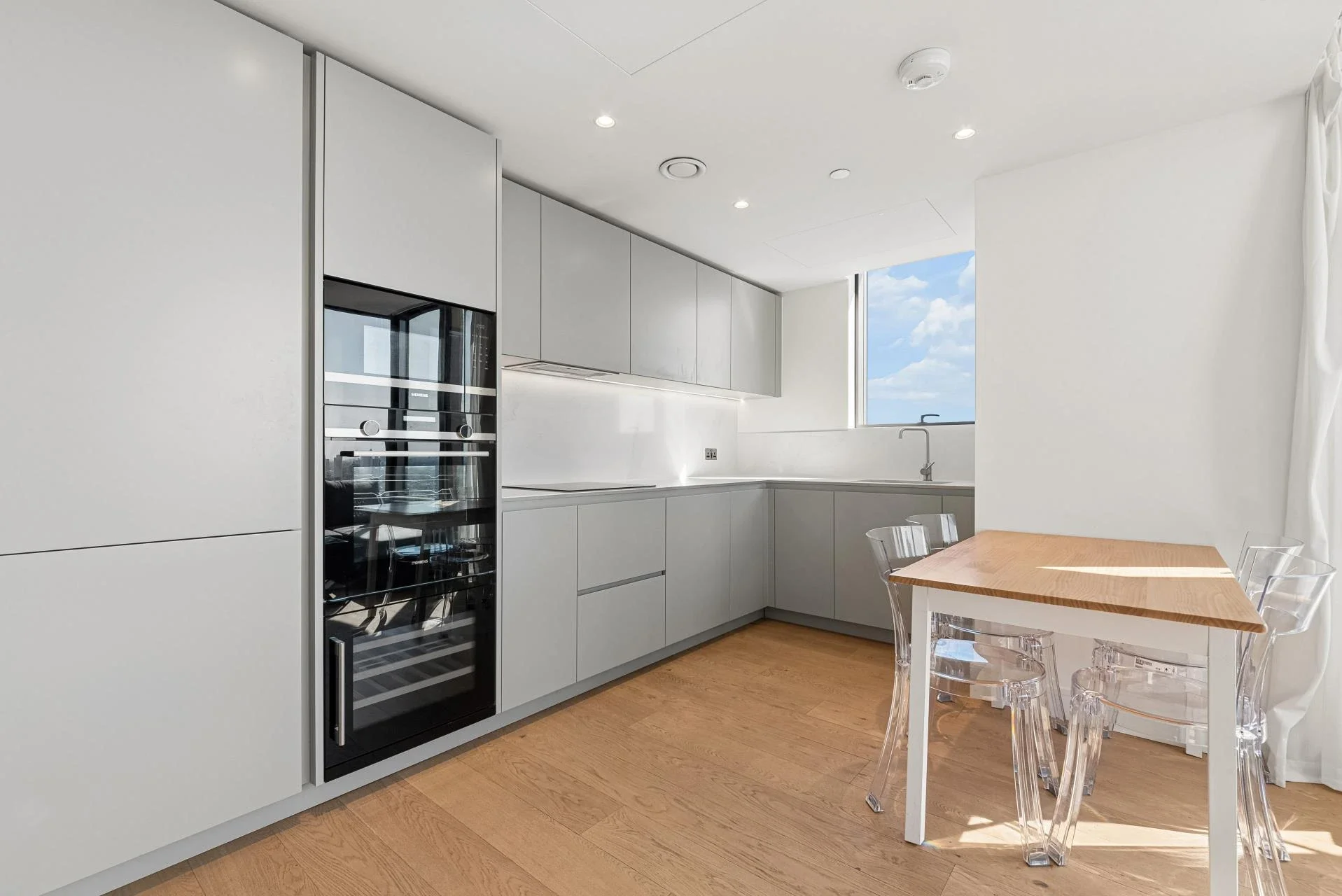 Flat South Quay Square in Greater London