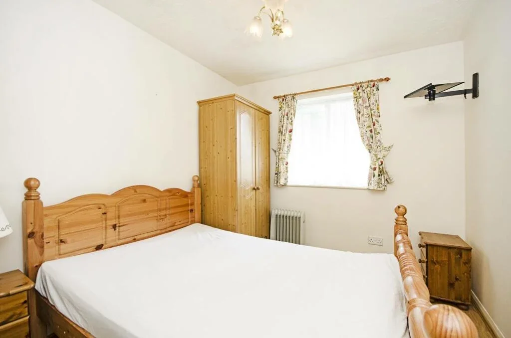 Flat Raven Close in Greater London