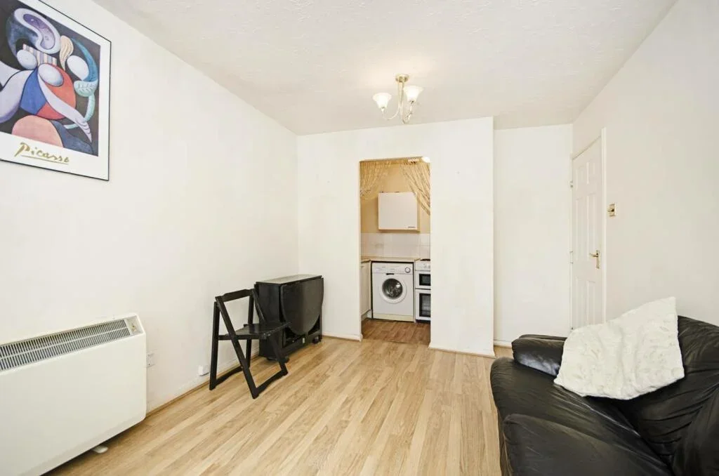 Flat Raven Close in Greater London