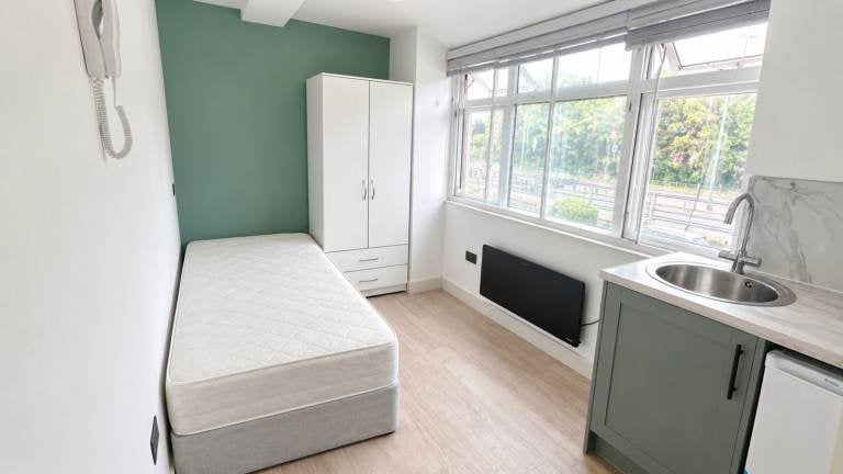 Flat Hook Rise South in Greater London