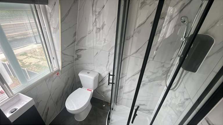 Flat Hook Rise South in Greater London