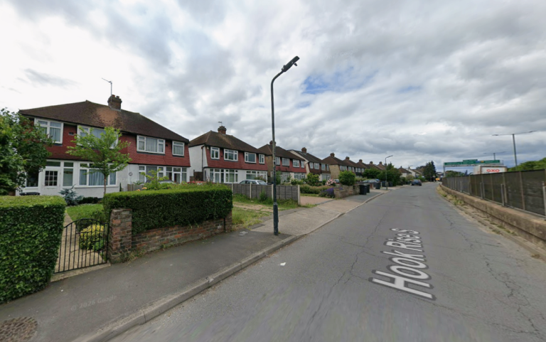 Flat Hook Rise South in Greater London