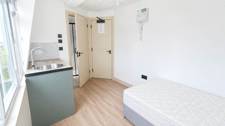 Flat Hook Rise South in Greater London
