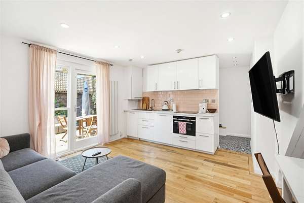 House Keith Connor Close in Greater London