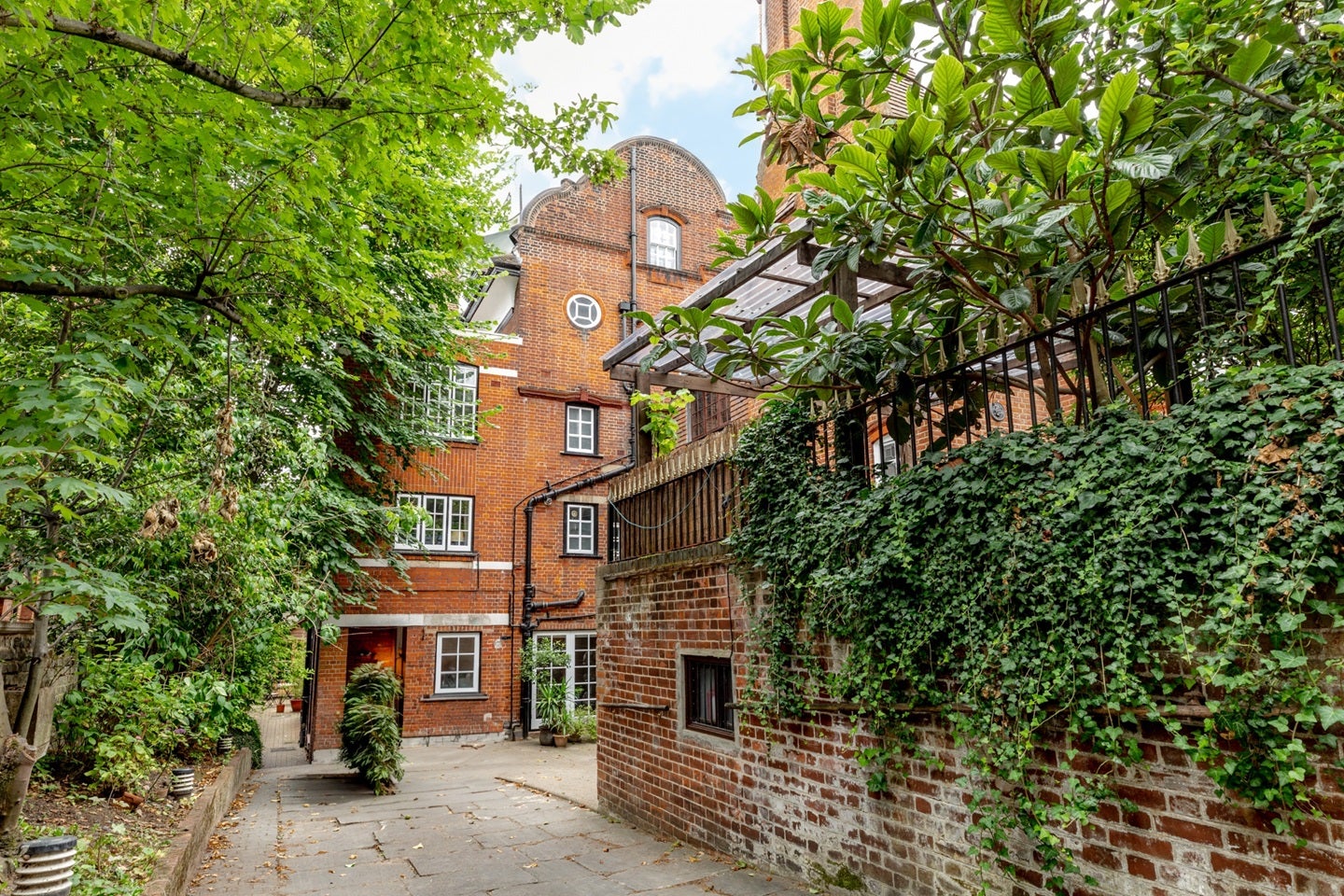 Flat Fitzjohn's Avenue in Greater London