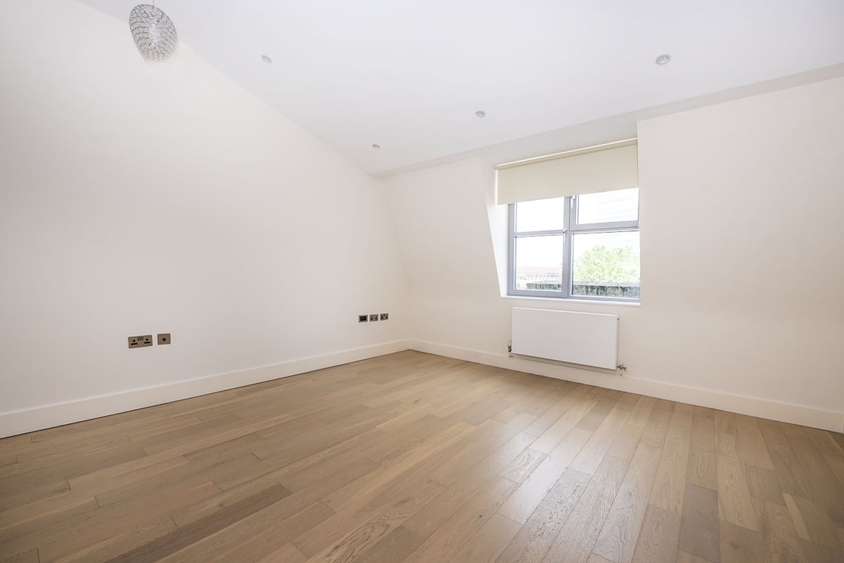 Flat Barnsbury Lane in Greater London