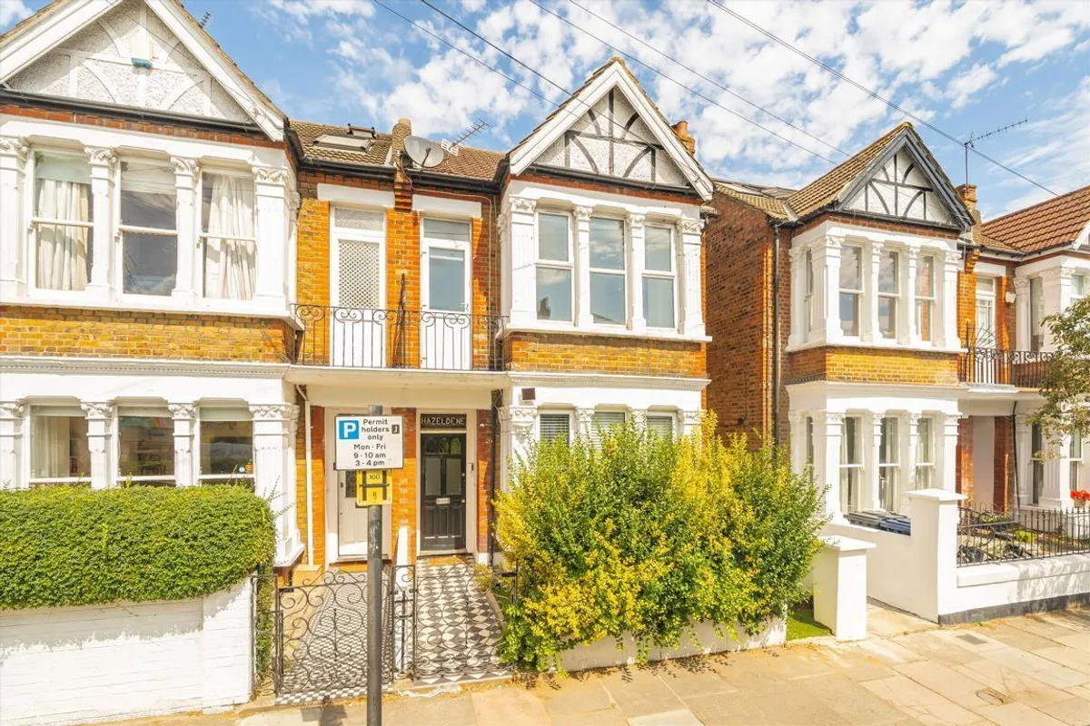 Flat Mill Hill Road in Greater London