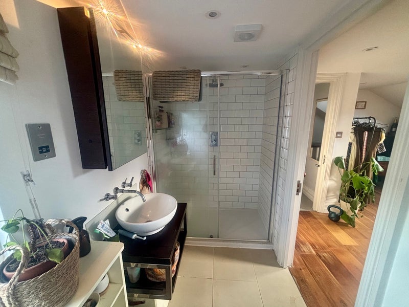 Room Andalus Road in Greater London