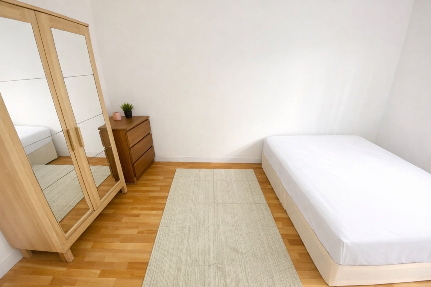 Flat Burge Street in Greater London
