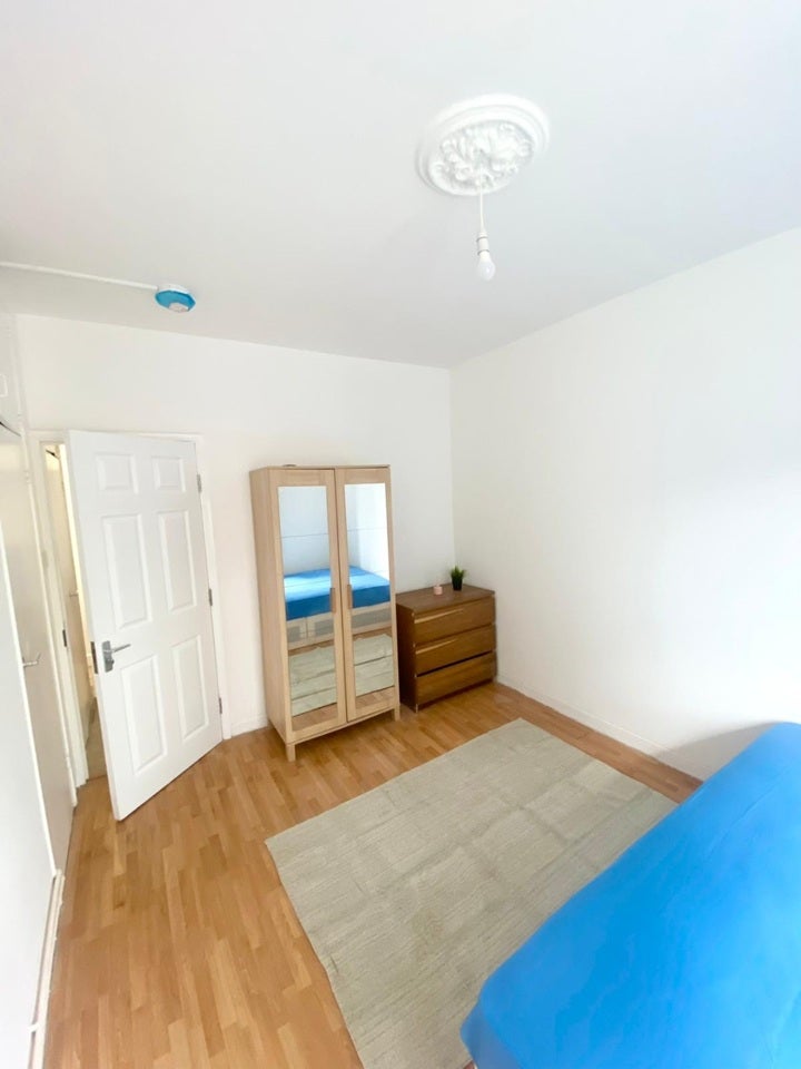 Flat Burge Street in Greater London