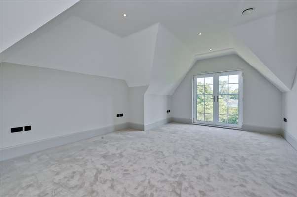 Flat Esher Heights in Elmbridge