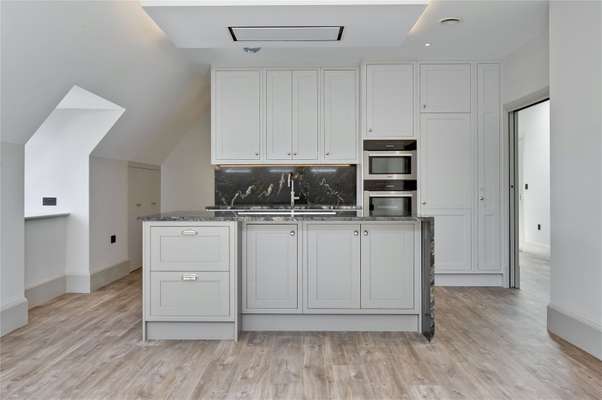 Flat Esher Heights in Elmbridge