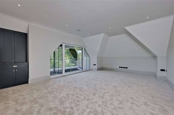 Flat Esher Heights in Elmbridge