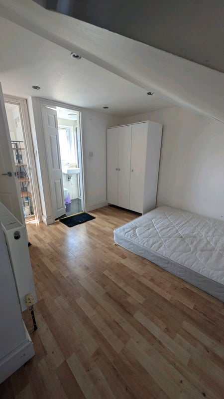Room Boleyn Road in Greater London