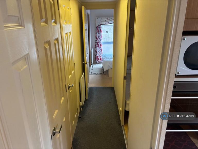 Room Pomphrey Hill in Kingswood