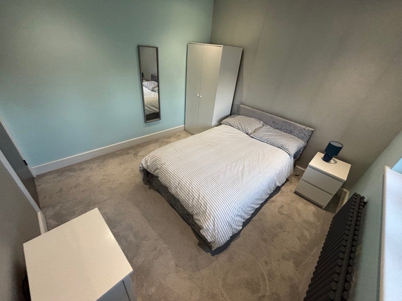 Flat Glebe Road in Greater London
