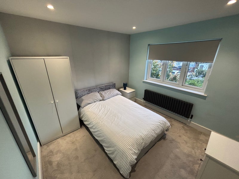 Flat Glebe Road in Greater London