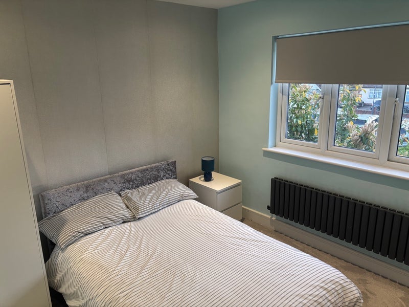 Flat Glebe Road in Greater London