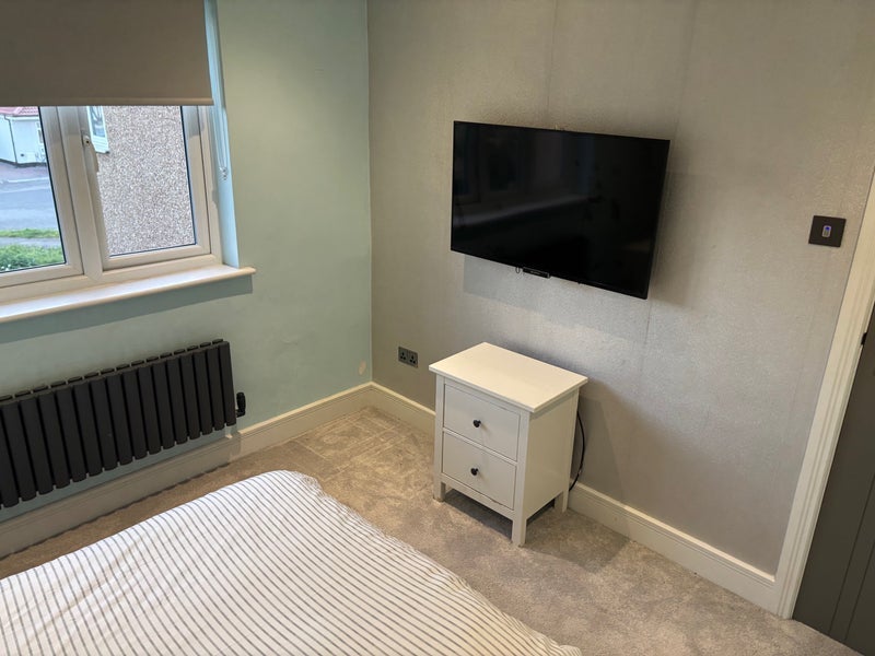 Flat Glebe Road in Greater London