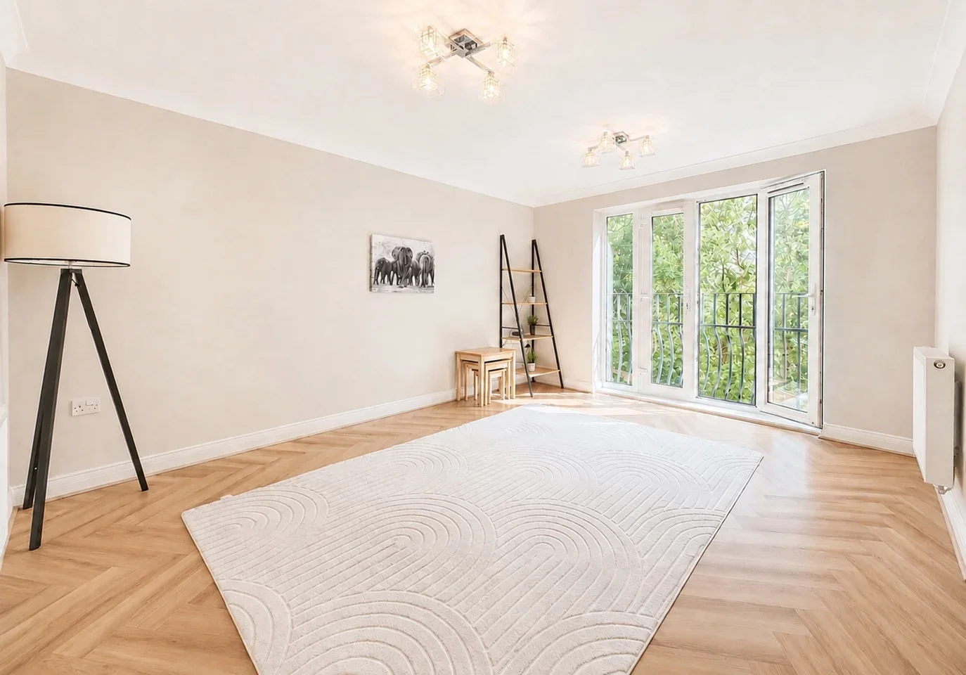 Flat Worrall Lane in Greater London