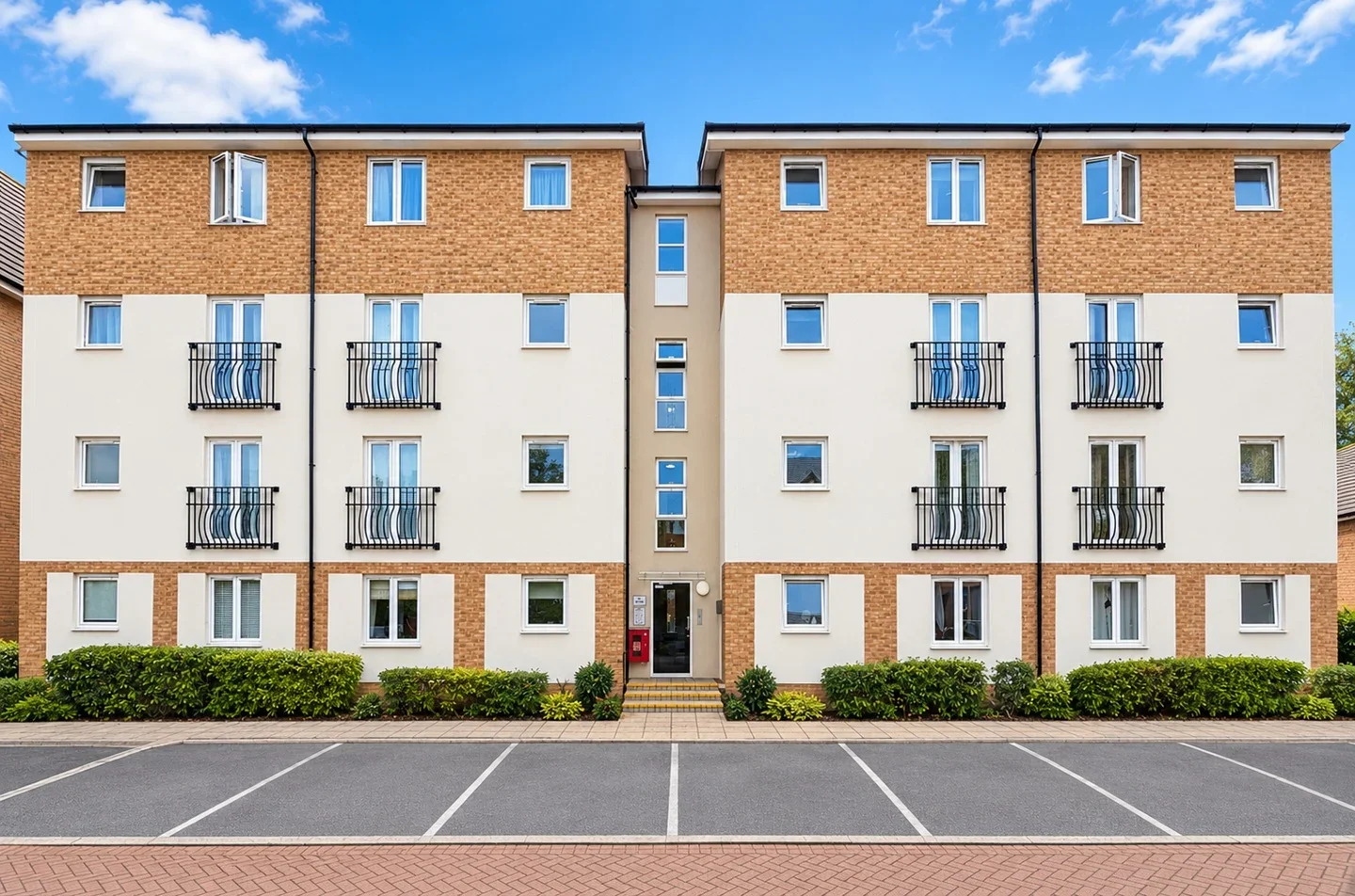 Flat Worrall Lane in Greater London