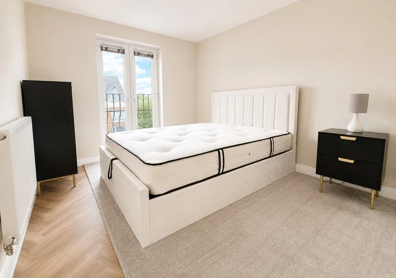 Flat Worrall Lane in Greater London