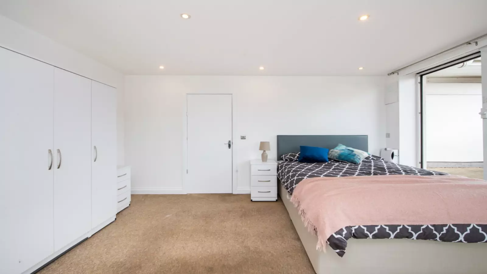 Flat Newport Avenue in Greater London