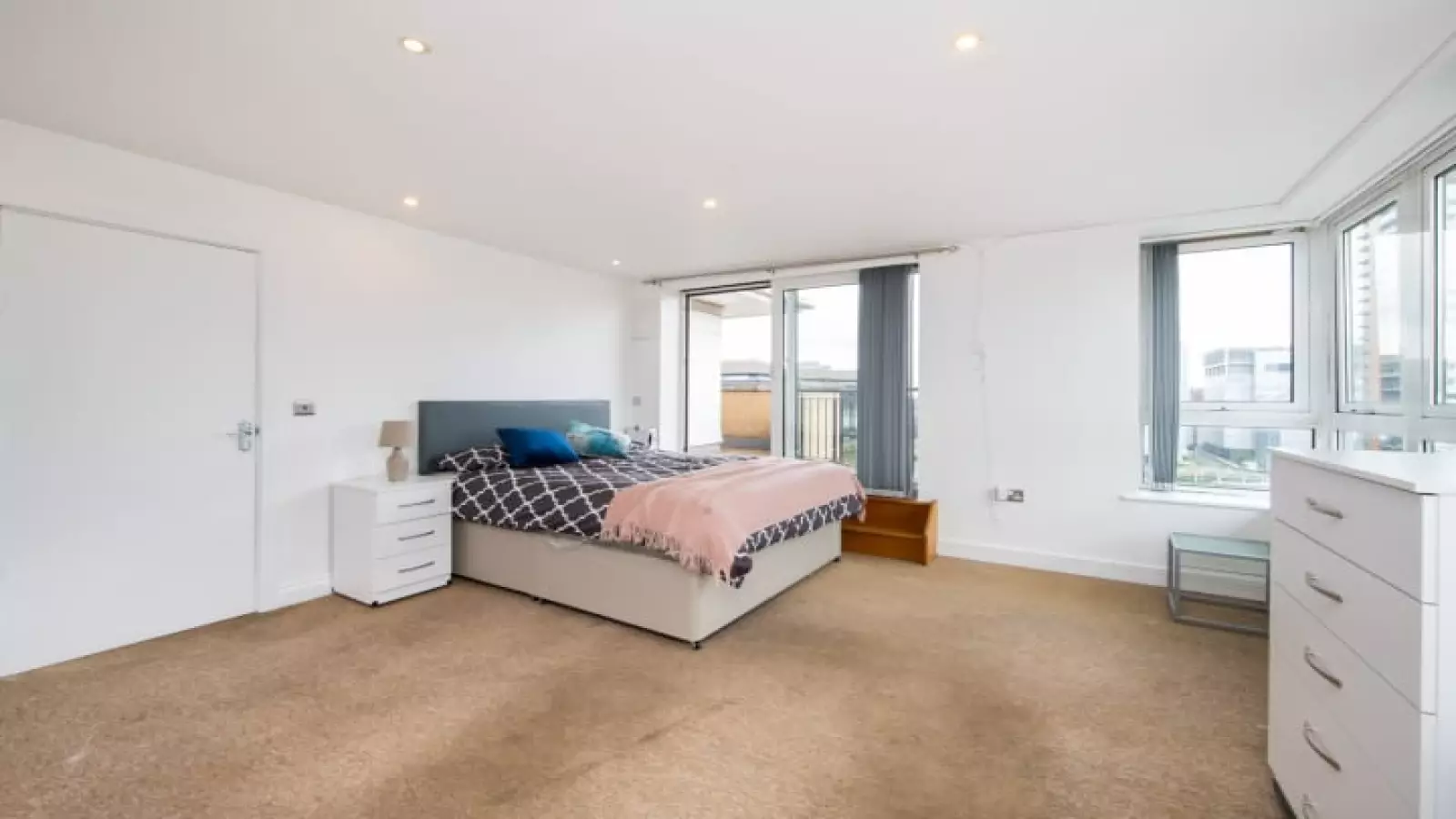 Flat Newport Avenue in Greater London