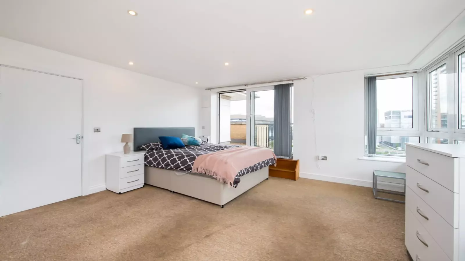 Flat Newport Avenue in Greater London