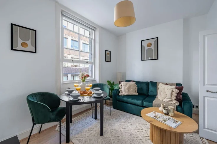 Flat Goodge Place in Greater London
