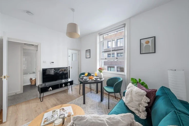 Flat Goodge Place in Greater London