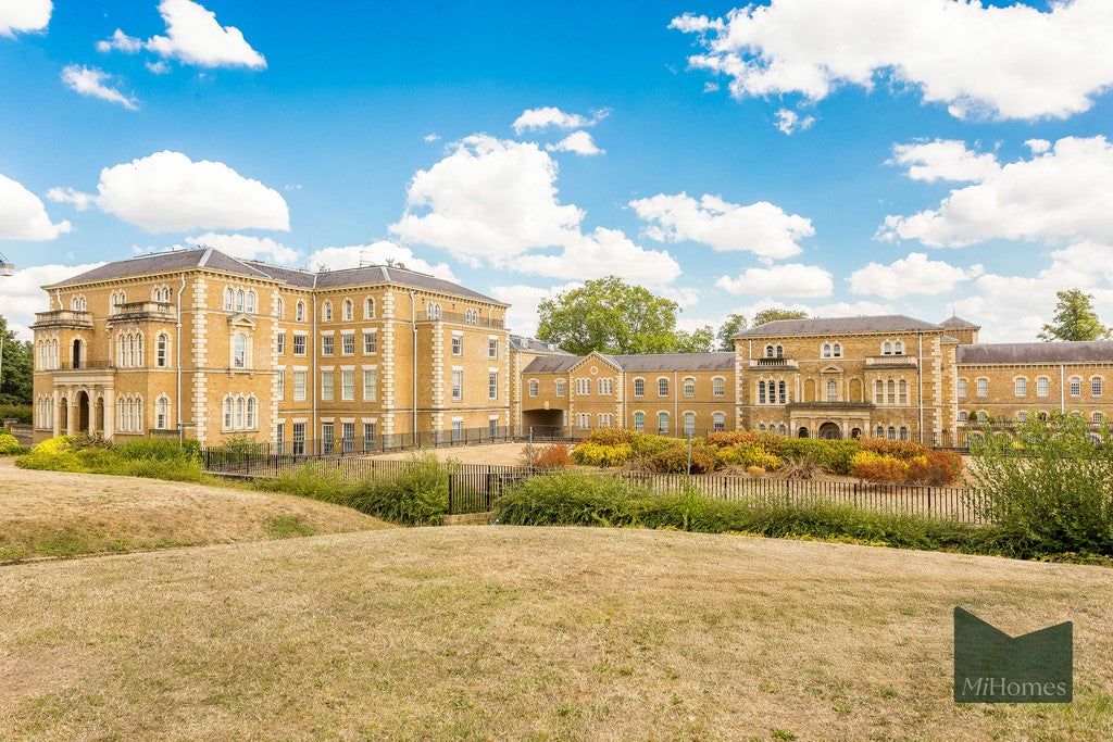 Flat Royal Drive in Greater London