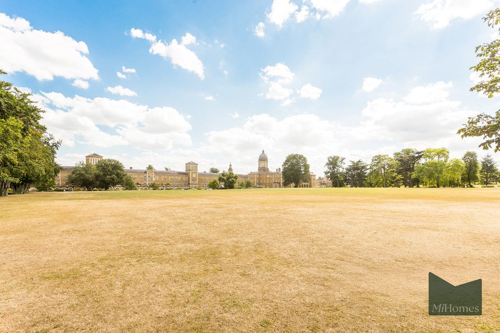 Flat Royal Drive in Greater London