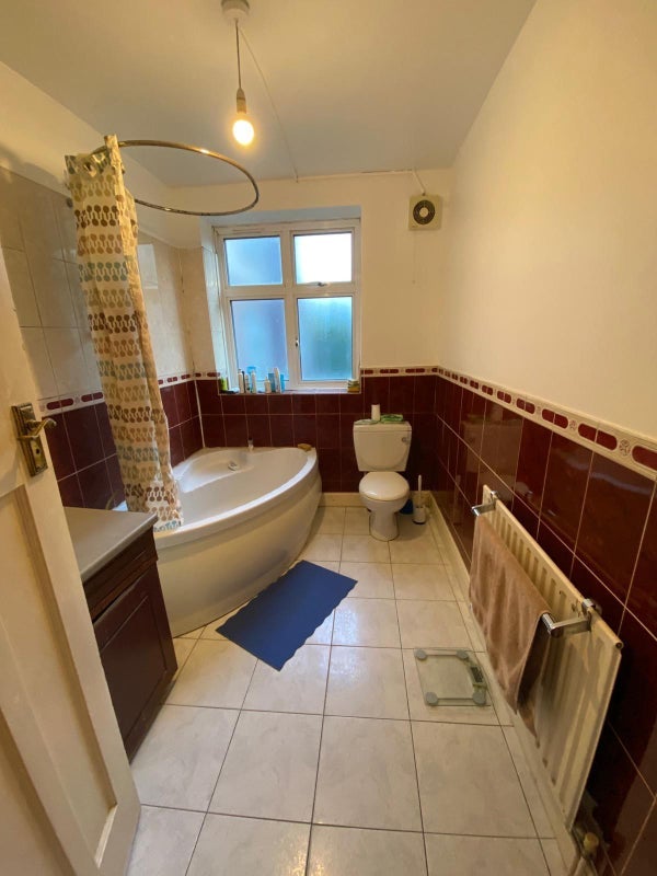 Flat Melrose Avenue in Greater London