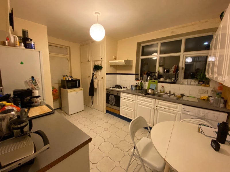 Flat Melrose Avenue in Greater London