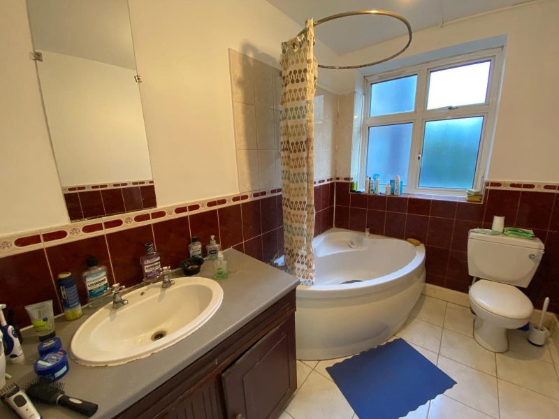 Flat Melrose Avenue in Greater London