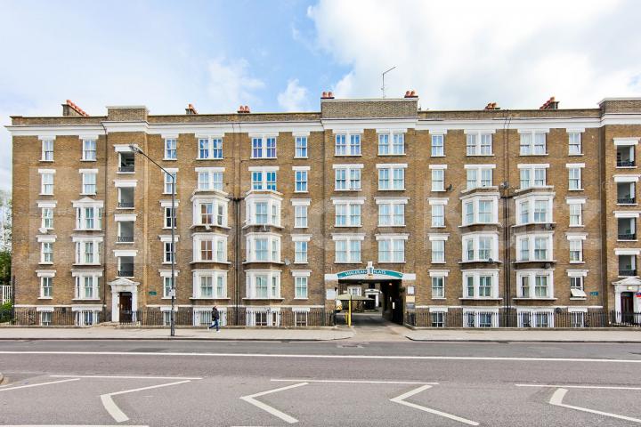 Flat Borough High Street in Greater London