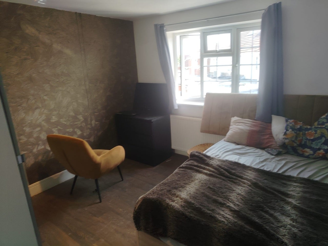 Flat Eton Avenue in Greater London