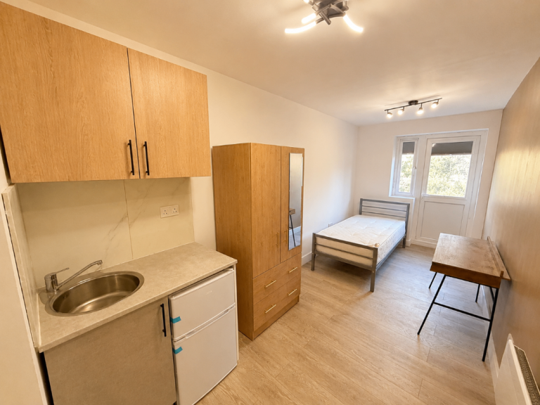 Flat Selan Gardens in Greater London