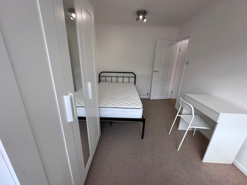 Room Borkwood Park in Greater London
