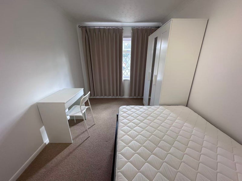 Room Borkwood Park in Greater London
