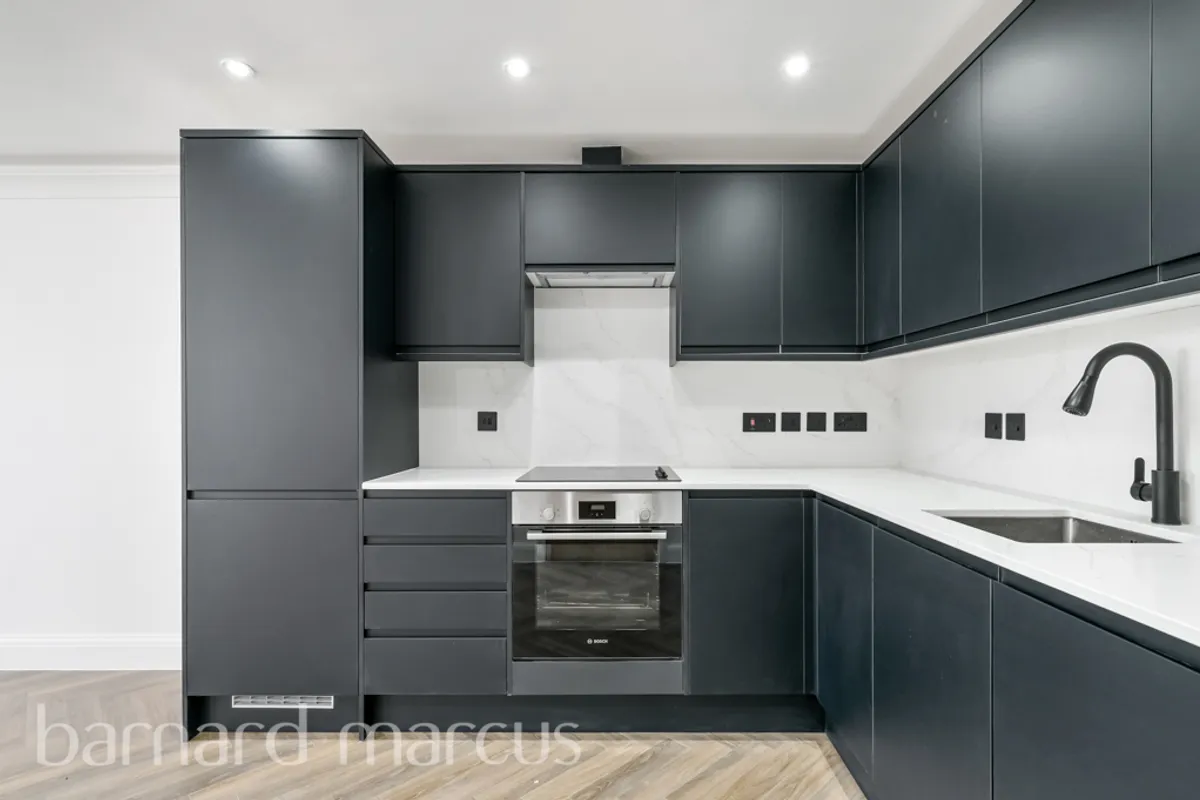 Flat Chiswick High Road in Greater London